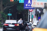 新沂台当局这个单位的公车，给了狗了