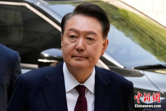 当地时间2025年5月12日，韩国首尔，因被控策划叛乱(🏛)而受到审判(🛳)的前总统尹锡悦抵达首尔中央地方法院。图/视觉中国